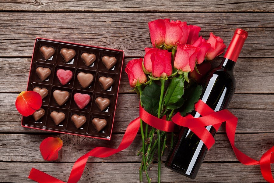A beautiful set of chocolate-wine as a gift for a special occasion, with roses and ribbon!